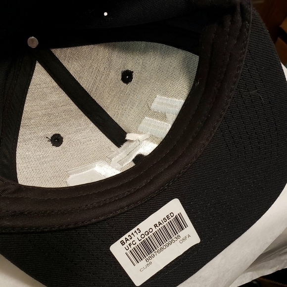 UFC Reebok SnapBack in black with white embroidery - Picture 5 of 6